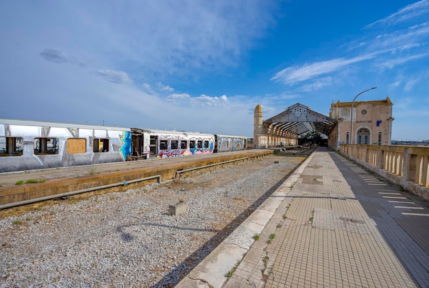 vecchia e disattivata stazione ferroviaria nella città di Barreiro in uno stato di degrado con obsolete