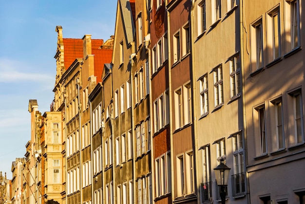 Vecchia facciata di architettura dell'edificio storico a Danzica