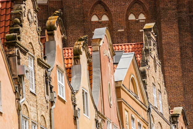 Vecchia facciata di architettura dell'edificio storico e Basilica di Santa Maria a Danzica