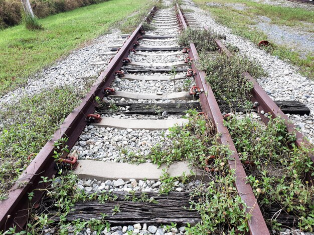 Vecchia ferrovia d'acciaio del trasporto pubblico