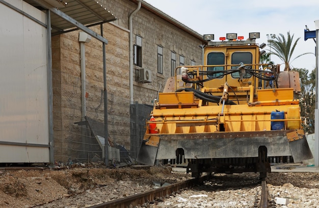 Vecchia ferrovia gialla del bulldozer