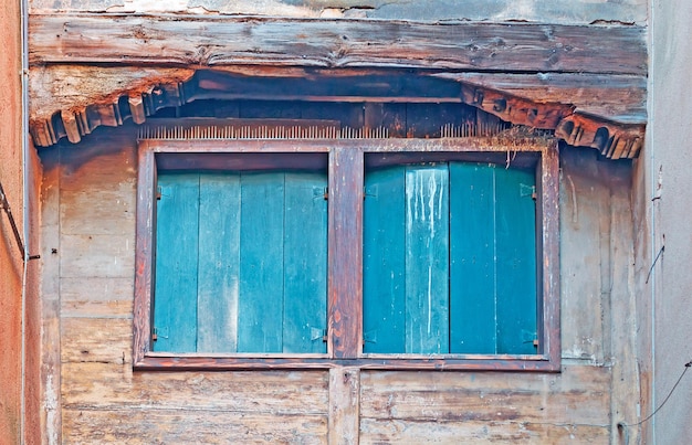 Vecchia finestra di legno in una parete di legno