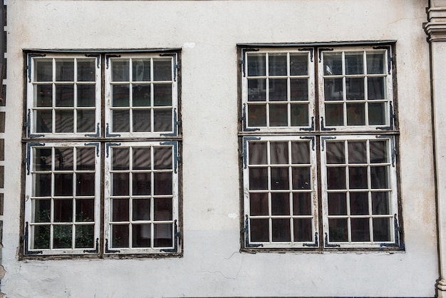 Vecchia finestra di un edificio storico nella vecchia riga lettonia