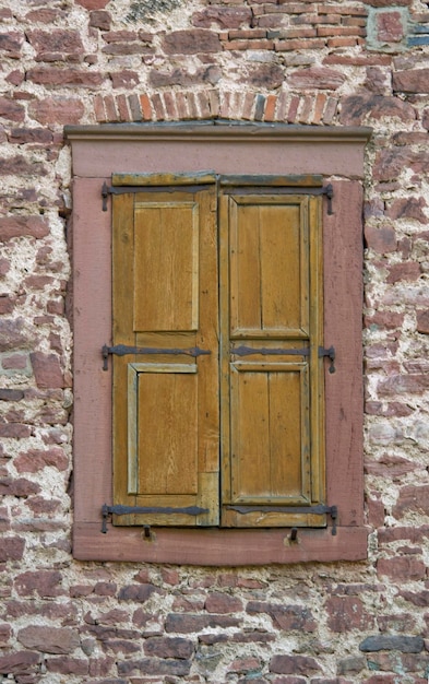 vecchia finestra e parete