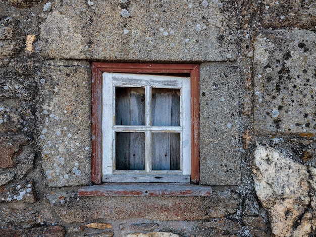 Vecchia finestra in legno senza vetro