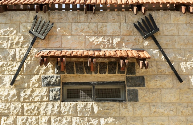 Vecchia finestra in legno su un muro di pietra