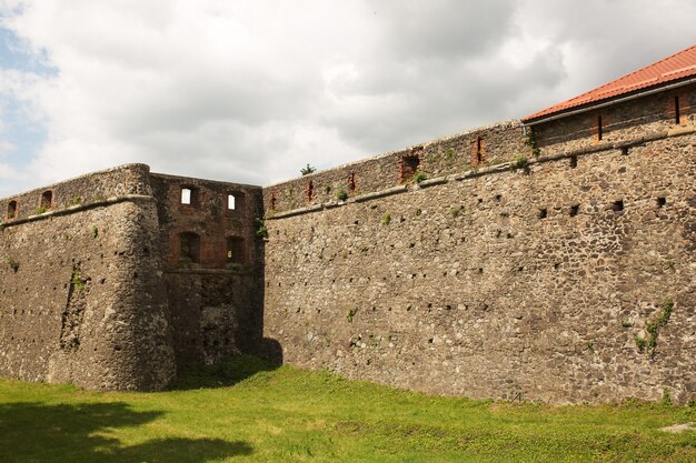 Vecchia fortezza con un bastione a Uzhgorod, Ucraina