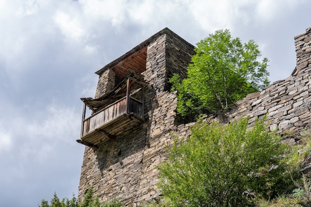 Vecchia fortezza nel villaggio di montagna Shatili, rovine del castello medievale in Georgia.