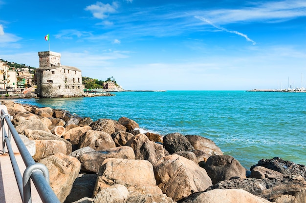 Vecchia fortezza sulla costa del mare a Rapallo, Italia