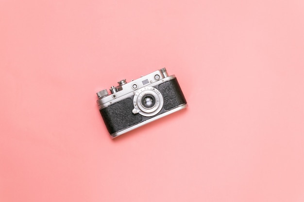 Vecchia fotocamera a telemetro su uno sfondo rosa