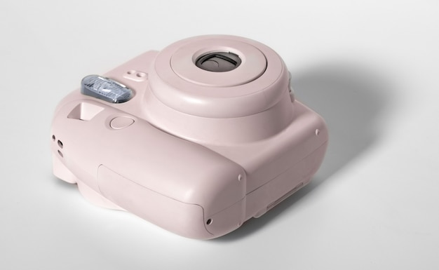 Vecchia fotocamera in plastica rosa