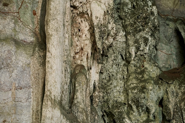 Vecchia grotta di pietra. Struttura della parete di pietra naturale