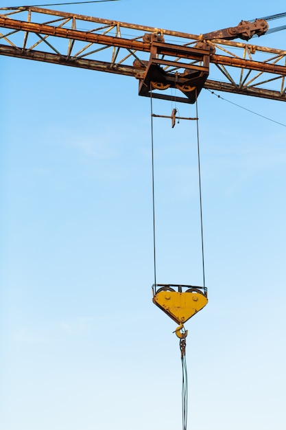 Vecchia gru di costruzione arrugginita ad un cantiere