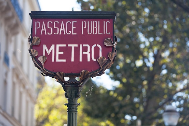 Vecchia insegna della metropolitana di Parigi