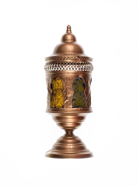 Vecchia lampada araba isolata su sfondo bianco