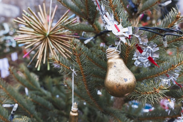 Vecchia lampadina elettrica dipinta sulla decorazione fai da te dell'albero di Natale