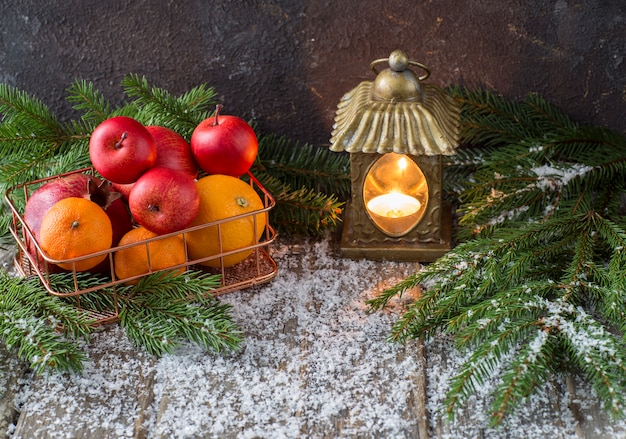 Vecchia lanterna e un cesto di frutta