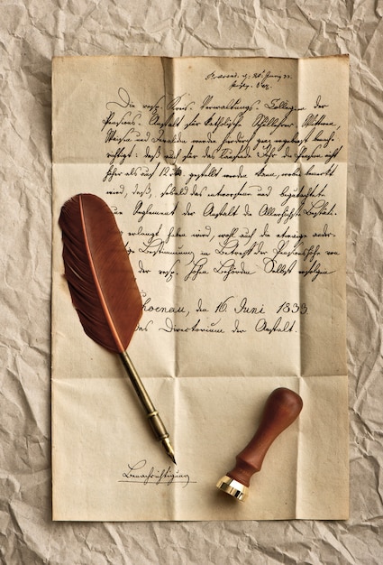 Vecchia lettera con penna d'oca e sigillo di cera. sfondo vintage