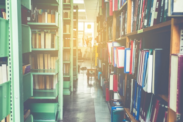 Vecchia libreria con effetto luce