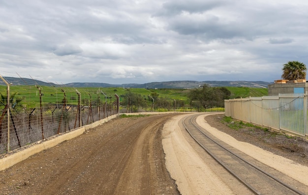 Vecchia linea ferroviaria al confine con la Giordania