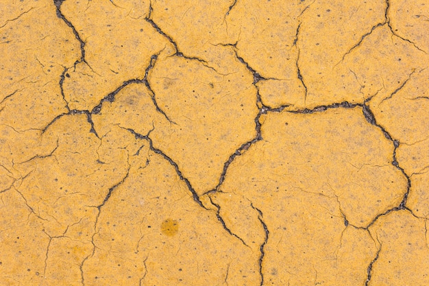 Vecchia linea gialla sulla strada come sfondo astratto