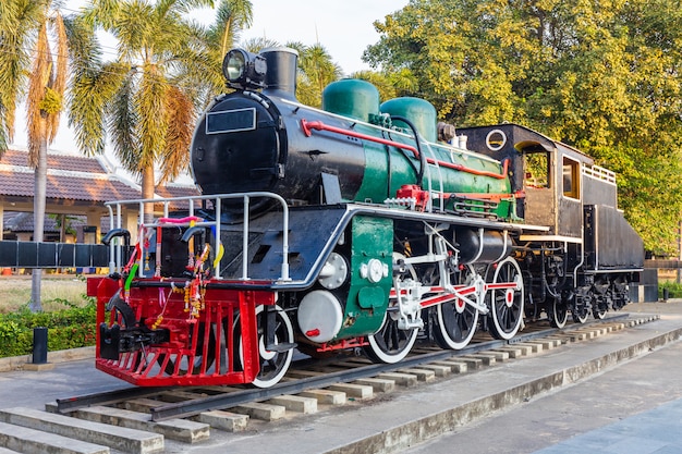 Vecchia locomotiva a vapore sulle rotaie