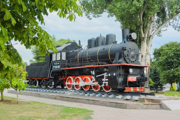 Vecchia macchina a vapore alla stazione ferroviaria di Kryvyi Rih a Dolgintsevo