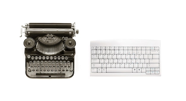 Vecchia macchina da scrivere e tastiera moderna