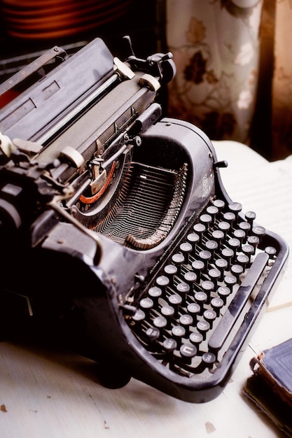 Vecchia macchina da scrivere in metallo ricoperta di polvere e ruggine. Retro