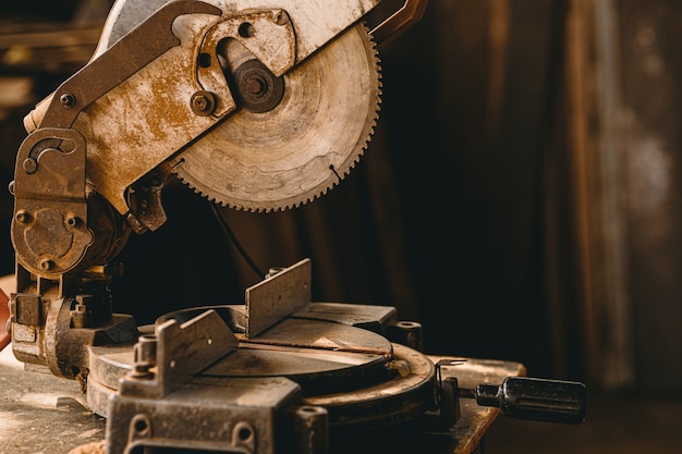 Vecchia macchina elettrica della taglierina di legno arrugginita sporca del grunge