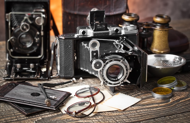 Vecchia macchina fotografica della foto su vecchio fondo