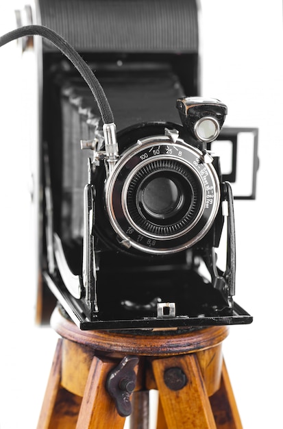Vecchia macchina fotografica su uno sfondo bianco