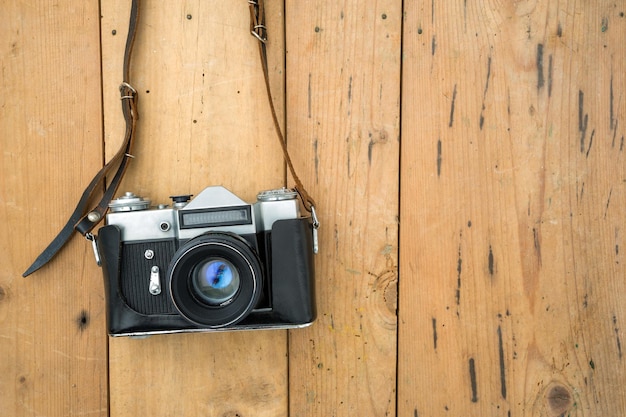 Vecchia macchina fotografica vintage su uno sfondo di legno marrone