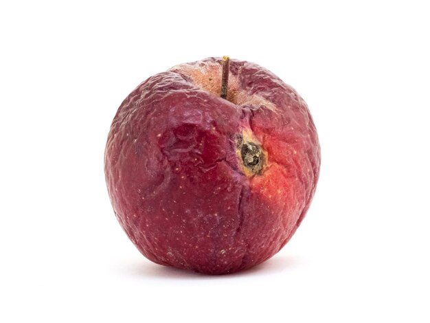 Vecchia mela verme con rughe su uno sfondo bianco isolato