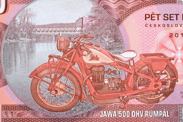 Vecchia motocicletta Jawa 500 OHV dai soldi