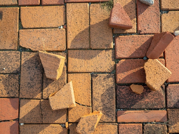 Vecchia muratura Mattoni sul terreno Lavori di costruzione Blocco di mattoni Lavori di demolizione Pietre sul terreno