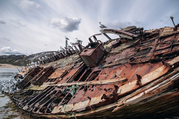 Vecchia nave abbandonata in riva al mare