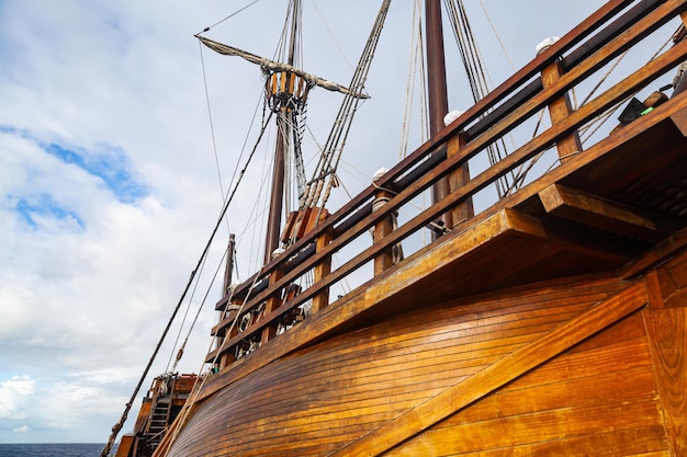 Vecchia nave in legno con vele abbassate vista dal basso