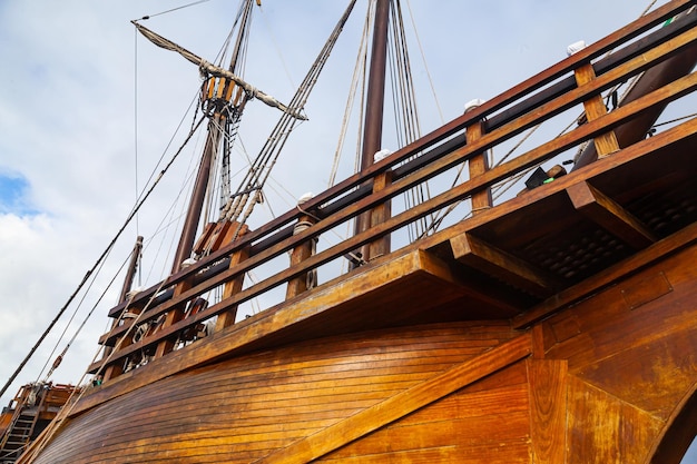 Vecchia nave in legno con vele abbassate vista dal basso