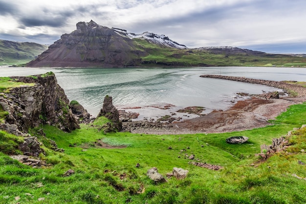 Vecchia nave relitto sulla spiaggia in Islanda in estate