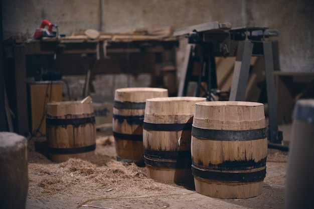 Vecchia officina del villaggio con diversi strumenti di legno