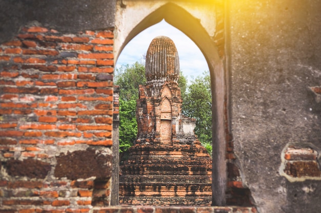 Vecchia pagoda antica in Lopburi Tailandia, con il vecchio muro di mattoni esteriore