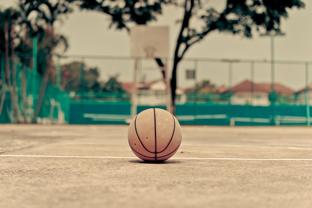 vecchia pallacanestro sul campo di cemento come canestro da strada