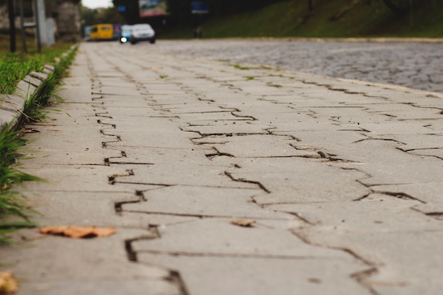 Vecchia pavimentazione di piastrelle a Lviv, Ucraina