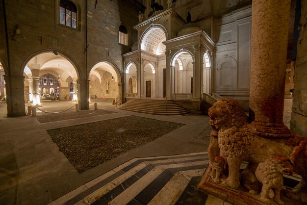 Vecchia piazza di Bergamo alla notte