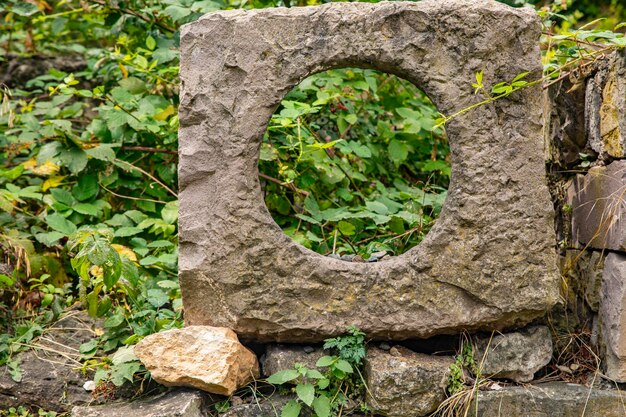 Vecchia pietra con un buco rotondo