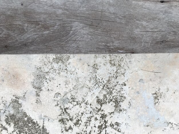 Vecchia plancia di legno con uso del fondo di struttura della parete del cemento per l&#39;esposizione del prodotto