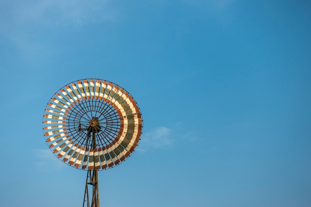 vecchia pompa idraulica azionata da una turbina eolica