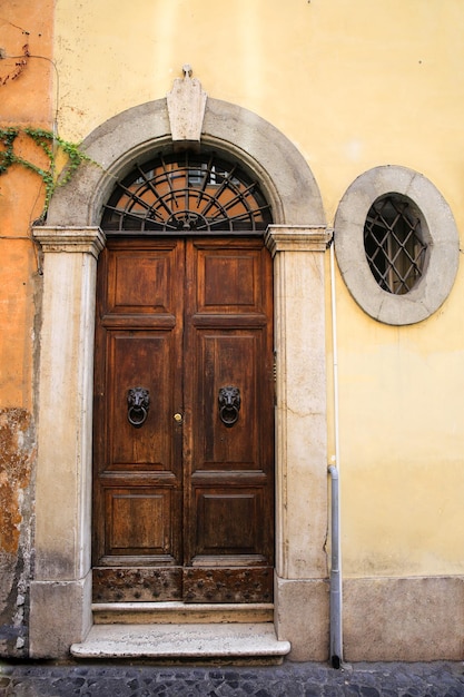 Vecchia porta d'epoca italiana