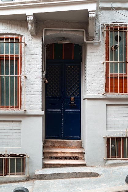 Vecchia porta d'ingresso in legno della casa a Istanbul